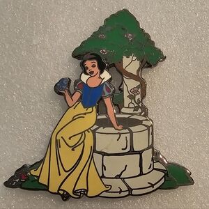 DLR - Snow White at the Wishing Well - Memorable Moment Series Pin